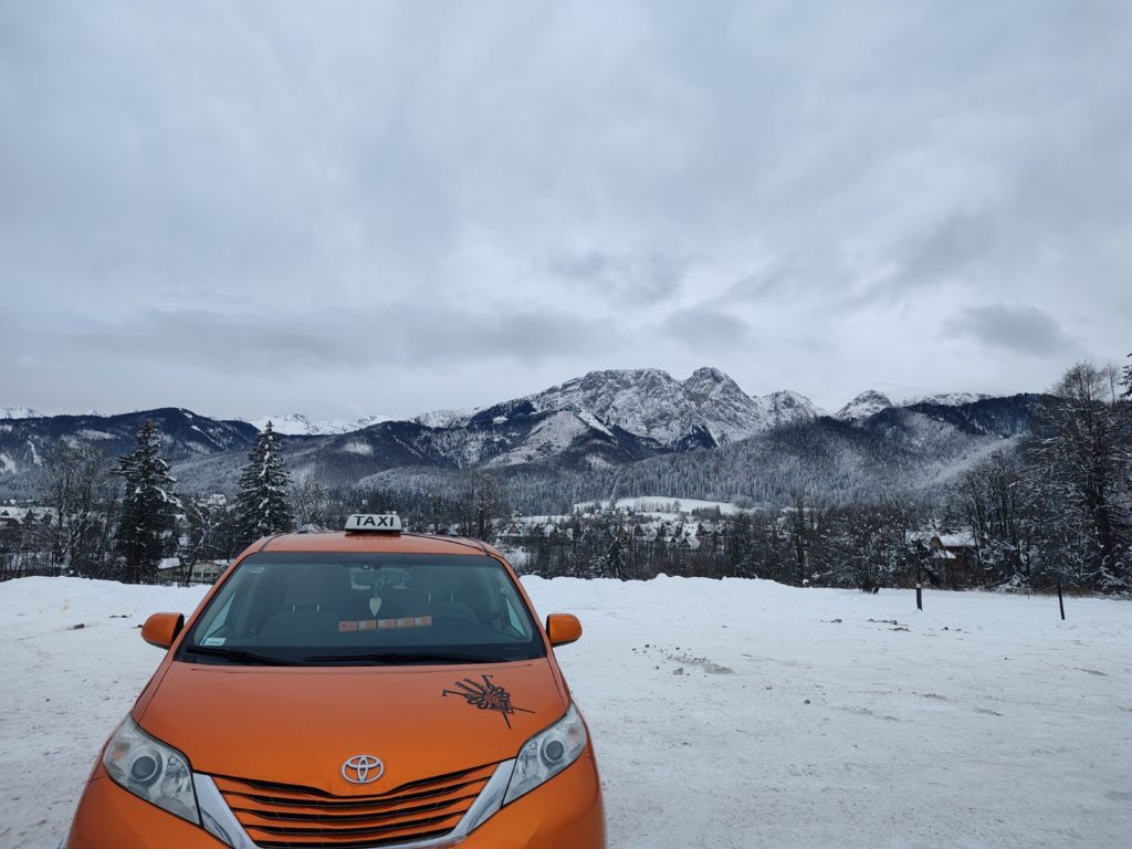 Komfortowe Taxi Zakopane, panorama Tatr Zimą, Giewont