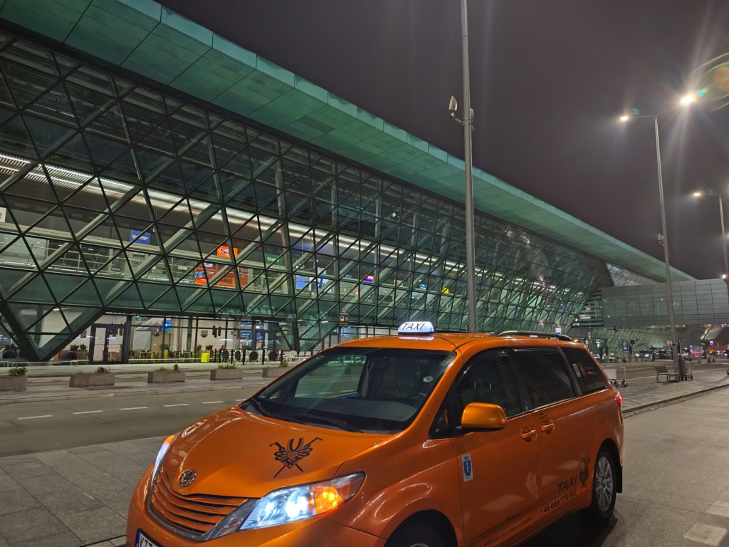 Komfortowe Taxi Zakopane na terminalu lotniska w Balicach